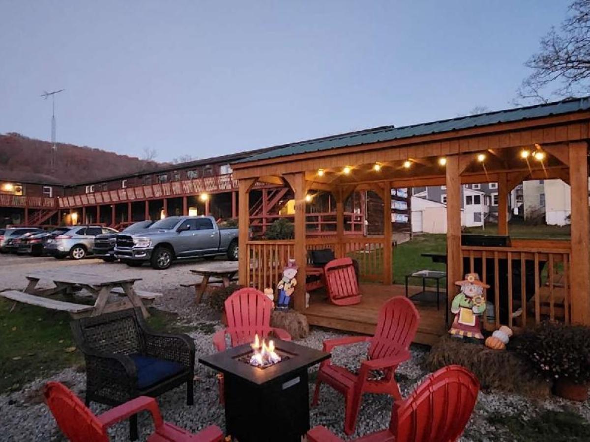 a group of lawn chairs sitting on top of a building